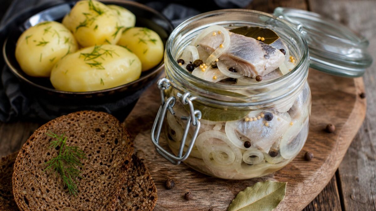 Маринованная сельдь — пряная, с луком и маслом