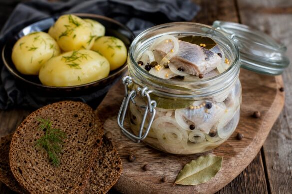 Маринованная сельдь — с луком в банке