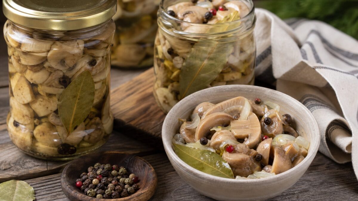 Маринованные грибы — хрустящие, с чесноком и укропом